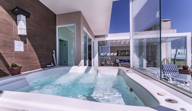 Oceanfront Duplex with Hot Tub in Bombinhas