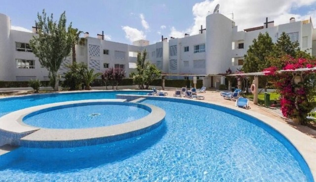 Property with pool, 100 meters from the beach and Pine Walk.