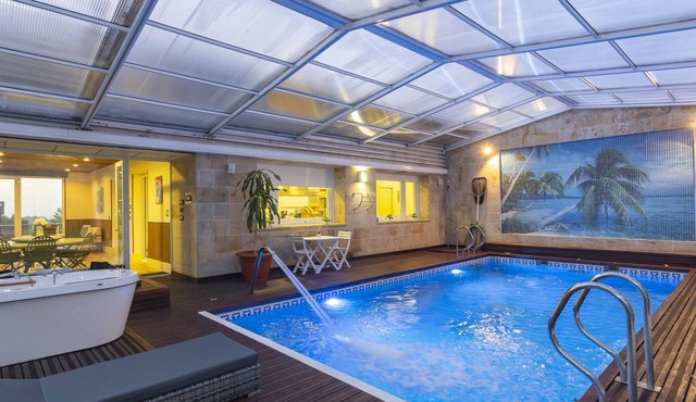 Resort with private pool spa, cinema and paddle