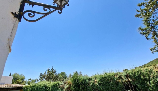 Rural House 'La Saucedilla' with Mountain Views, Private Pool, and Wi-Fi