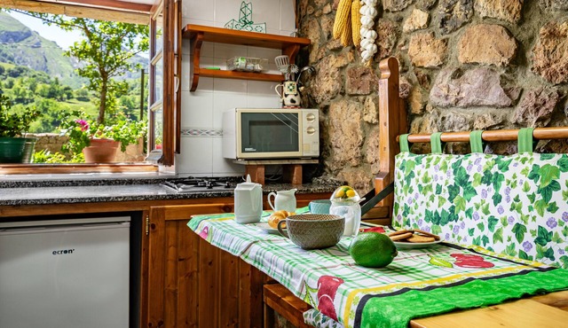Rural house with mountain views, shared garden, and Wi-Fi