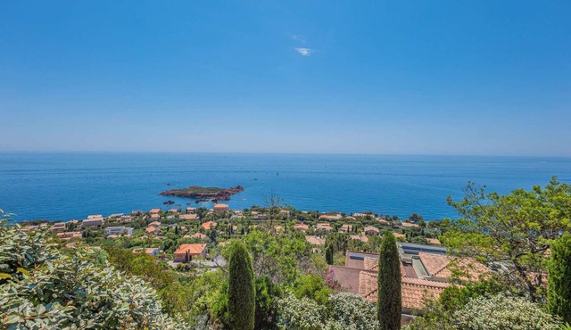 SAINT-RAPHAËL ANTHÉOR – EXCEPTIONAL VILLA WITH SWIMMING POOL AND PANORAMIC SEA VIEW in ST RAPHAEL