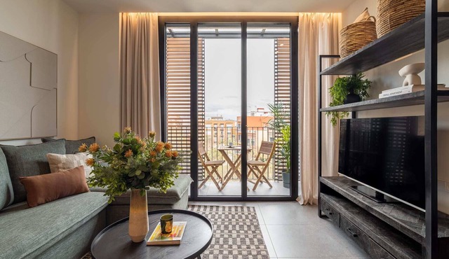 Sant Pau Balcony - Trendy 2BR near Avinguda Gaudi