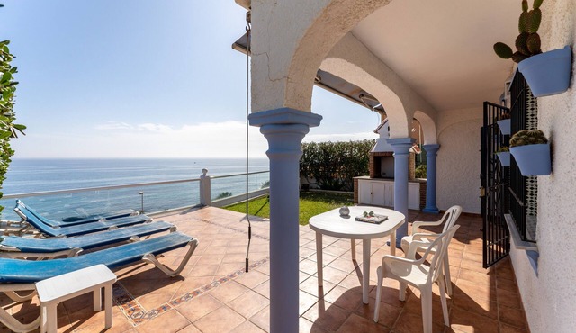 Seaside Holiday Home '1 Frente al Mar' with Sea Views, Wi-Fi & Air Conditioning