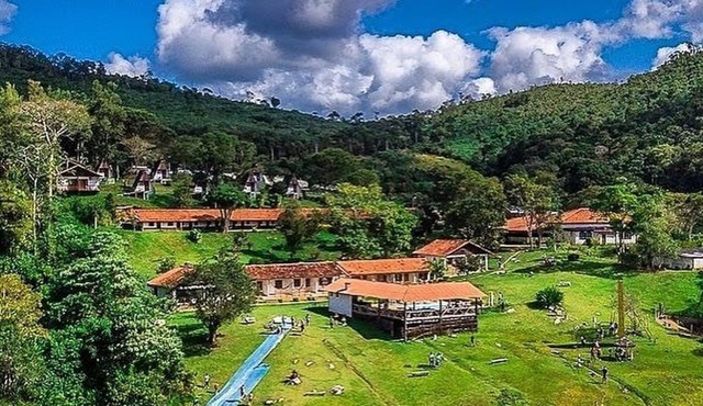 Spacious 3-bedroom cabin in tranquil Vale with WiFi