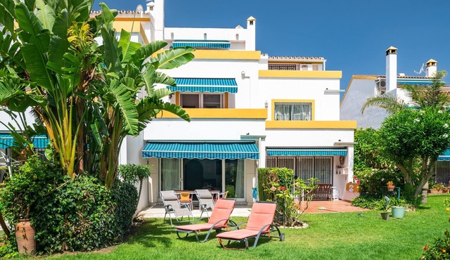 Spacious Beachfront Villa with Sea View, Garden & Wi-Fi