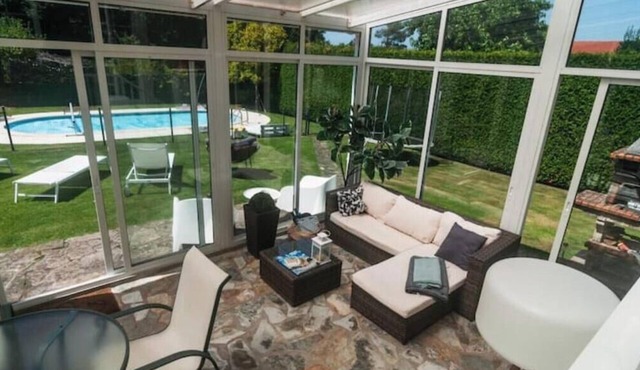 Spacious rural house with private swimming pool 5 km from Santiago de Compostela.