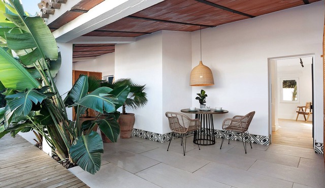 Studio Apartment "Bedandbeach" near Beach with Private Terraces & Wi-Fi