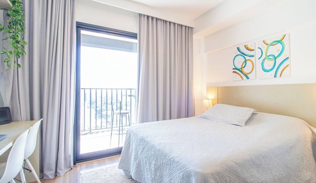Studio elegante com varanda e ótima localização in São Paulo