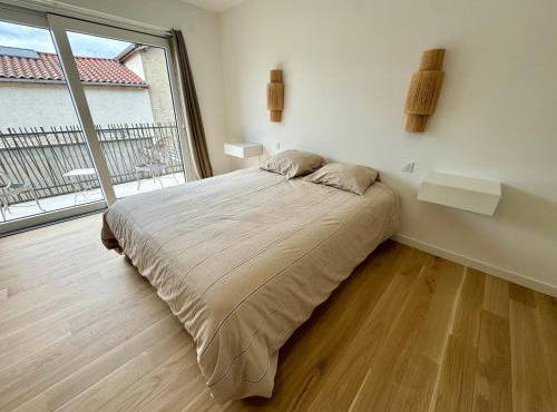 Studio suite climatisé avec balcon, kitchenette équipée, douche, baignoire, wc et bureau in Genay