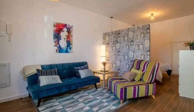 STYLISH & SPACIOUS STUDIO- 4 MINUTES WALK TO BEACH