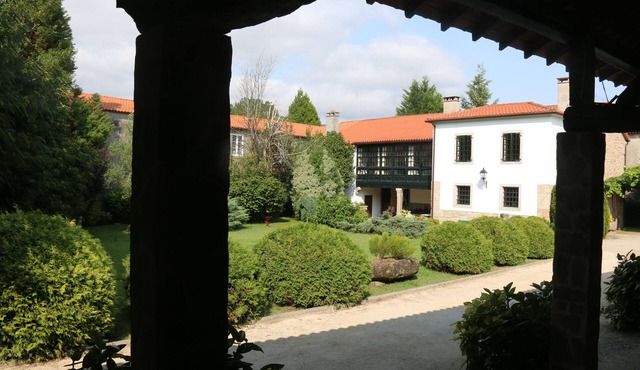 Traditional Galician manor house in a 3800 m2 property.