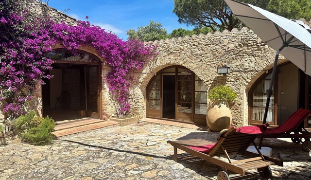 Unique catalan farmhouse with rustic charme dating back to the 16th century