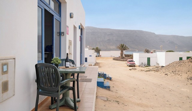 Vacation Home 'Apartamento Callao, La Graciosa' with Sea View and Wi-Fi in Caleta de Sebo