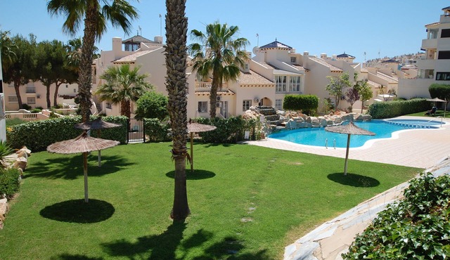 Very nice apartment with 2 large terraces very quite area, close to everything