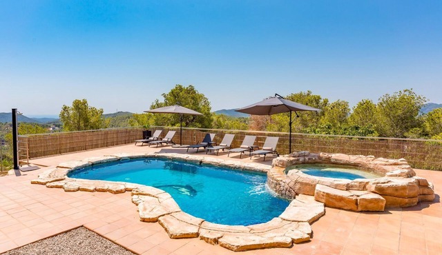 Villa Alizee - Four Bedroom Villa, Sleeps 9 in Olèrdola