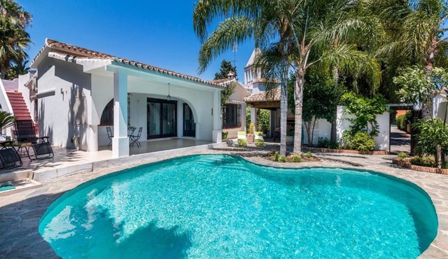 VILLA DE LA QUILLA- Private swimming pool next to the beach