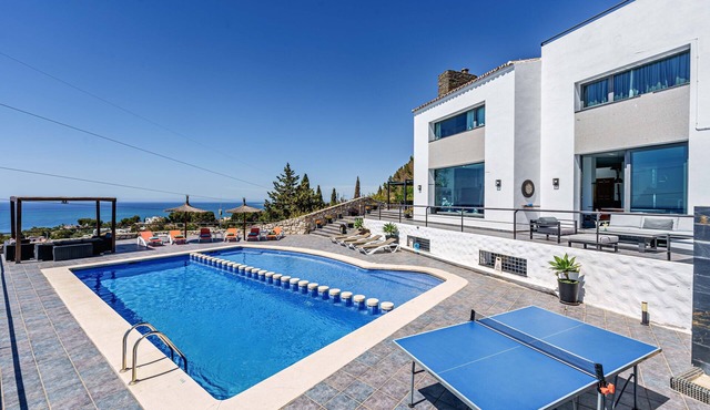 Villa 'Holivista' with Sea View, Wi-Fi and Air Conditioning