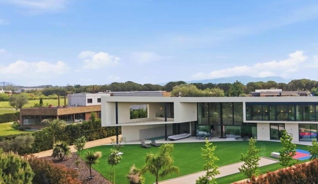 Villa Meridian: epicentro del lujo contemporáneo en Peralada Golf