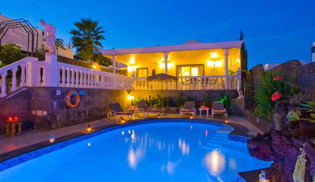 Villa Olivier, Puerto Del Carmen, Lanzarote, Luxury 2 bed/2 bath Private Pool.
