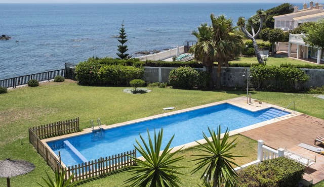 Villa Playa - Spacious 5 Bedroom Beachside Villa in Mijas Costa with Pool & AC
