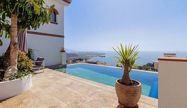 Villa Tropical with private heated pool