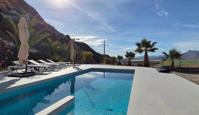 Villa with pool and AC - 4 guests