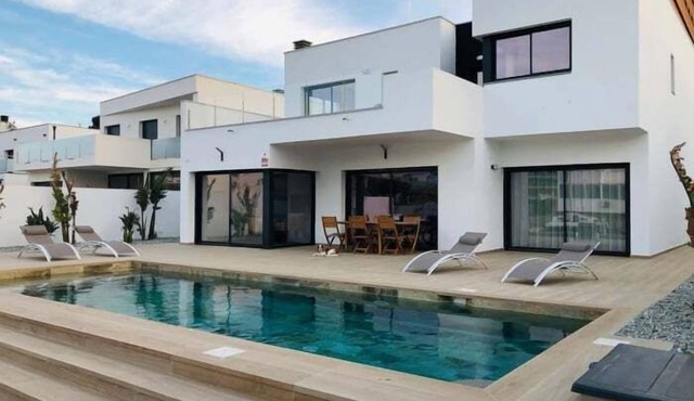 Villa with pool and canal views Av-44