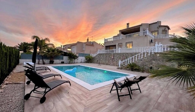 Villa with private pool close to beaches, restaurants, amenities, Alicante region