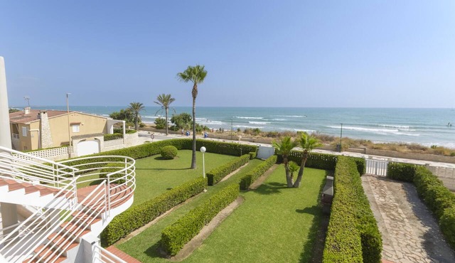 VISTAS PANORAMICAS - Cosy beachfront apartment in Oliva with free Wi-Fi