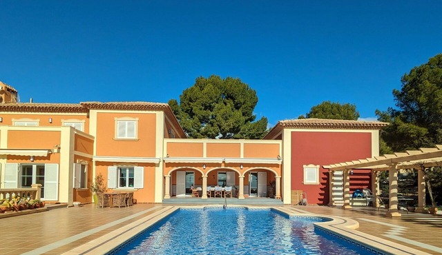 Wonderful private villa for 13 guests with private pool, WIFI, A/C, TV, patio and pets allowed