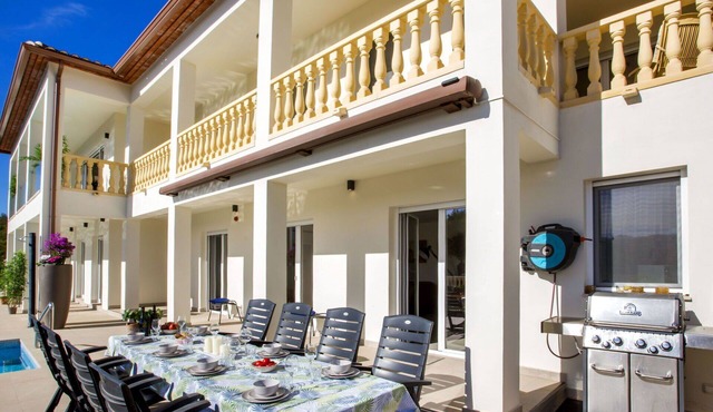 Wonderful private villa with private pool, A/C, WIFI, TV, patio, pets allowed and panoramic view