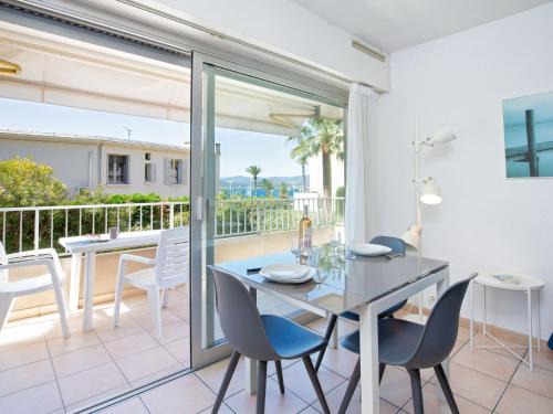 Studio Climatisé Proche Plage et Commerces avec Balcon, Wi-Fi et Parking - FR-1-466A-16 in Saint-Raphaël