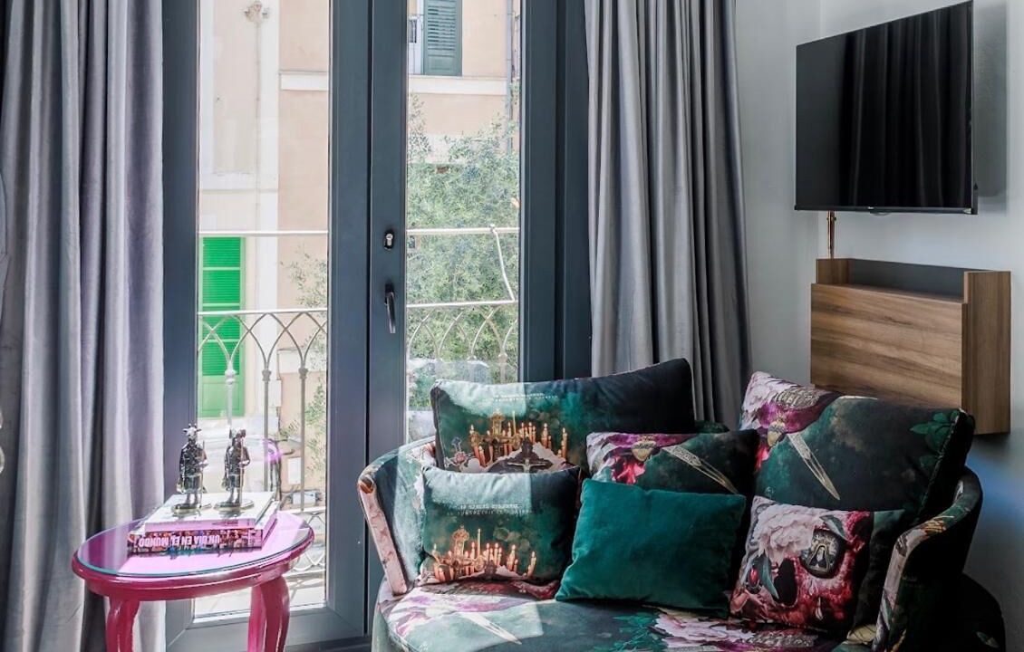 Sant Nicolau House | Dog Admiral Urban Guest House