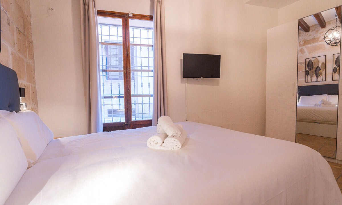 Cort Apartment | VINTAGE PALMA PALACE (CLASSIC 2) by PriorityVillas