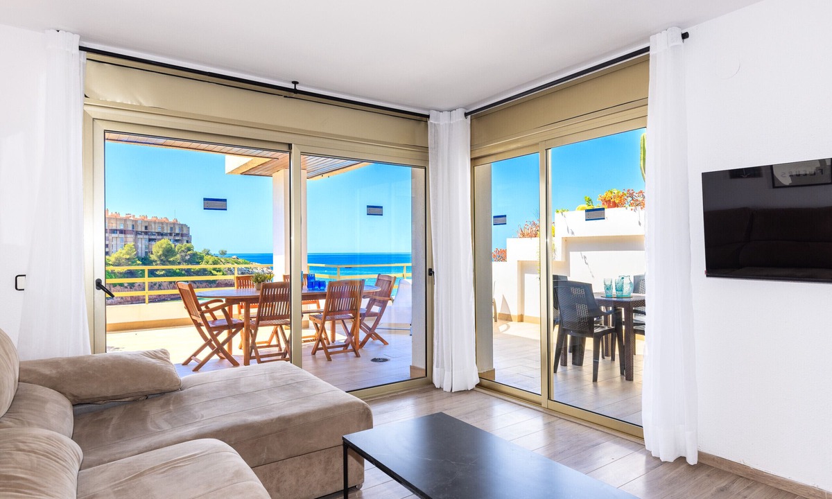 Salou City Centre Apartment | Beachfront penthouse sleeps 10 · AirCon · Pool · UHC PLAYAMERO 331