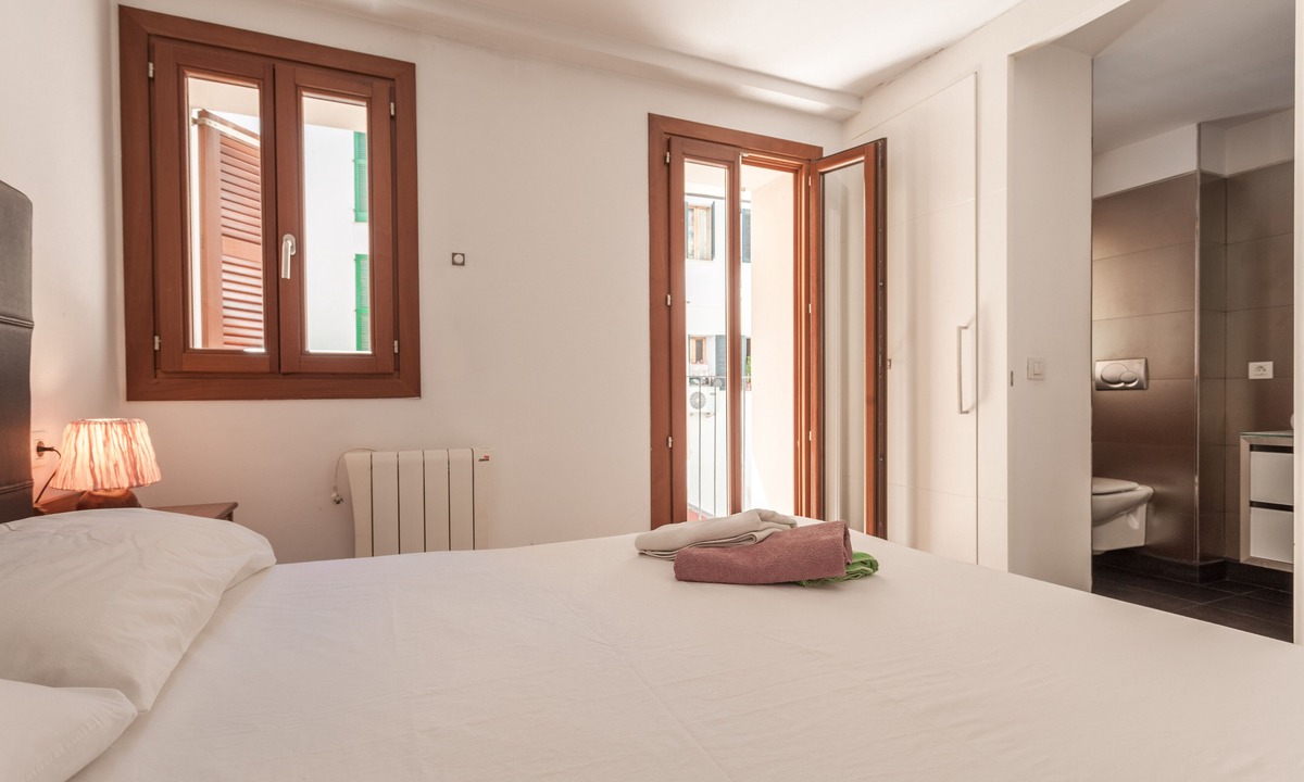 Sant Jaume Apartment | Plaza Puerta Santa Catalina, 300 meters from the Club Nautico, Cathedral and Old Town.