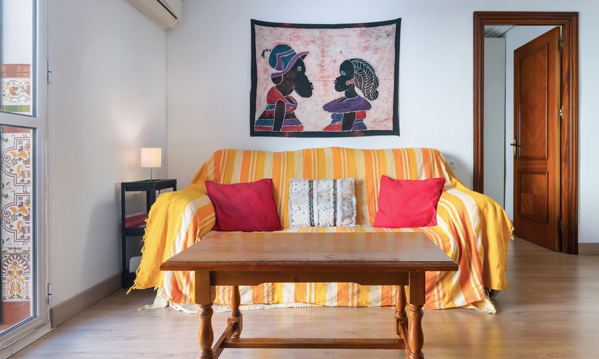 Leon XIII-Los Naranjos Apartment | Brigth Apartment 'Macarena' with Balcony, Wi-Fi and Air Conditioning