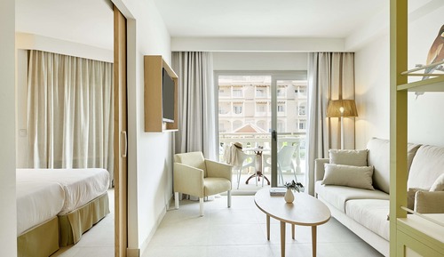 Family Room (Premium, Kids Garden)