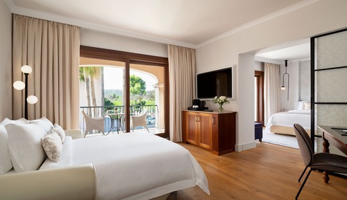 Family Suite, 1 King Bed with Sofa bed, Corner