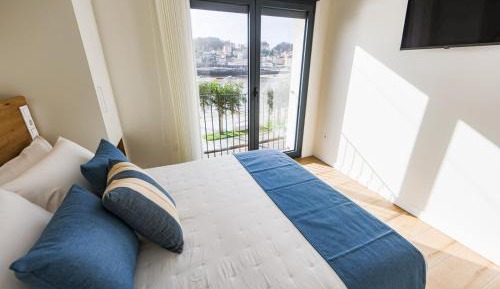 Deluxe One-Bedroom Apartment with Harbor View