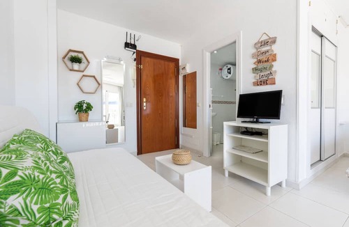 Torrequebrada Apartment | Sunny Seaside Studio with Balcony, A/C & Sea View
