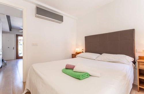 Sant Jaume Apartment | Plaza Puerta Santa Catalina, 300 meters from the Club Nautico, Cathedral and Old Town.