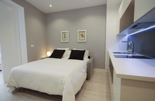 Barrio de las Letras Apartment | Cozy upscale apt museum mile AC
