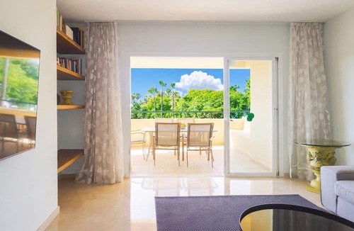 Elviria Apartment | Cubo's Luxury Golf Apartment Marbella & Parking/communal pool/golf/free wifi