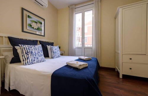 El Poble-sec Apartment | NOU - Ramblas rentals Design & Renovated Flat A/C ┃Balcony┃ 10M Ramblas