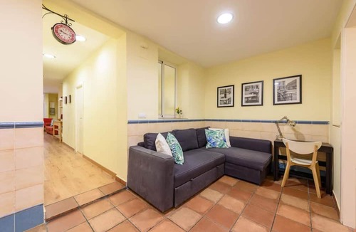El Poble-sec Apartment | Creu - Ramblas Rentals Chic & Spacious Flat |Pool Table| 15m Ramblas