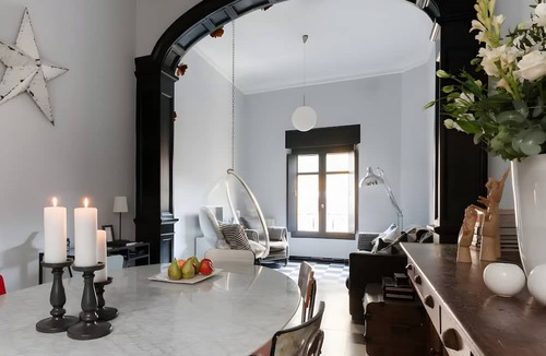 Santa Cruz Apartment | Apartment 'Sevilla A Los Pies De La Giralda' with Balcony, Wi-Fi and Air Conditioning
