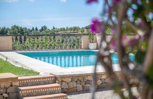 Establiments Apartment | Apartment 'Vista Montaña' with Mountain View, Shared Pool and Wi-Fi