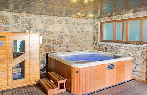 Galapagar Apartment | Apartment in Galapagar with Pool and Sauna